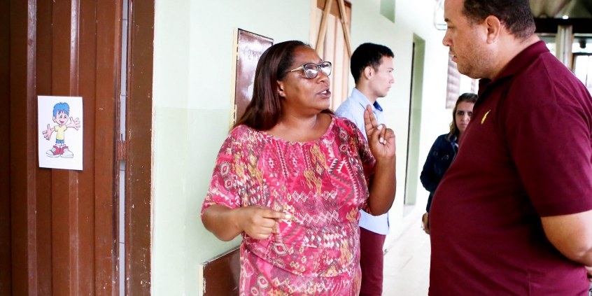 Vereador Edmar Branco e diretora da Escola Municipal General Alves de Carvalho, Rosa Vania Pereira, em visita técnica da Comissão à escola
