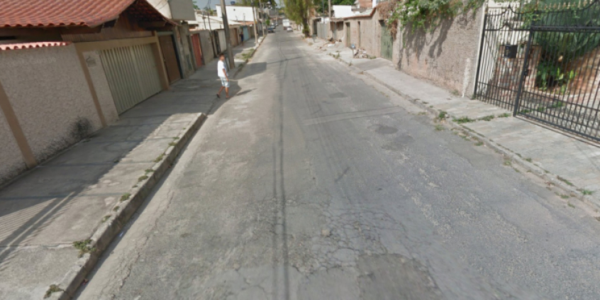 Vista da Rua Avelino Giarola. Desnível visível entre o lado par e o lado ímpar da rua