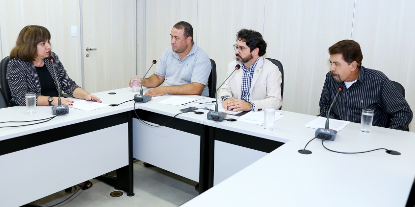 parlamentares compõem mesa de reunião