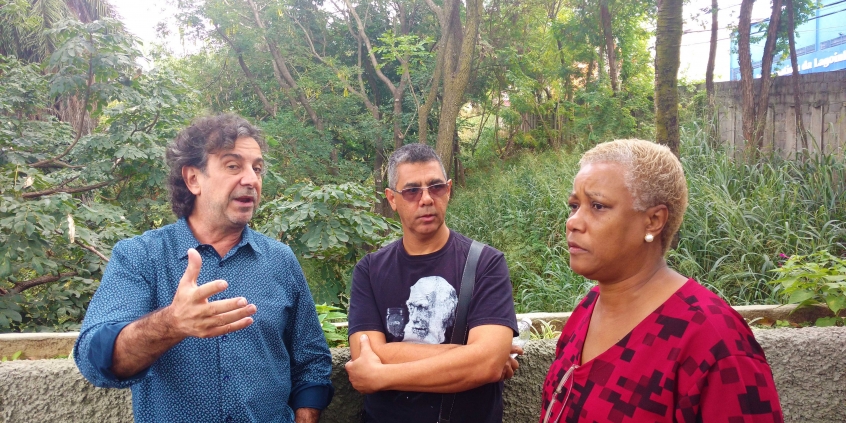 Vereador Gilson Lula Reis e moradores do Conjunto IAPI, em visita técnica ao local