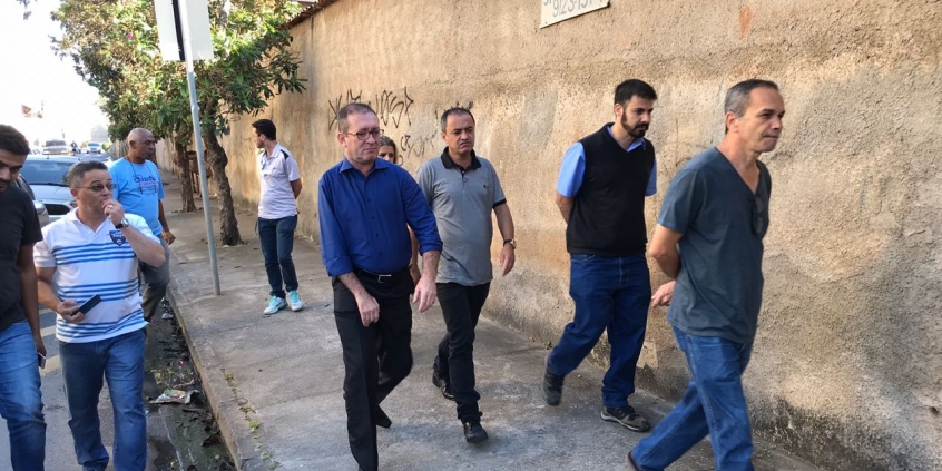 Vereador Cláudo Duarte e representantes da Copasa, em visita técnica à Rua Nascimento, Bairro Araguaia, Região do Barreiro