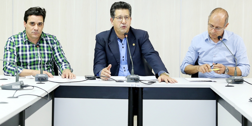 parlamentares compõem mesa de reunião