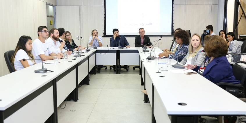 parlamentares e convidados compõem mesa de reunião