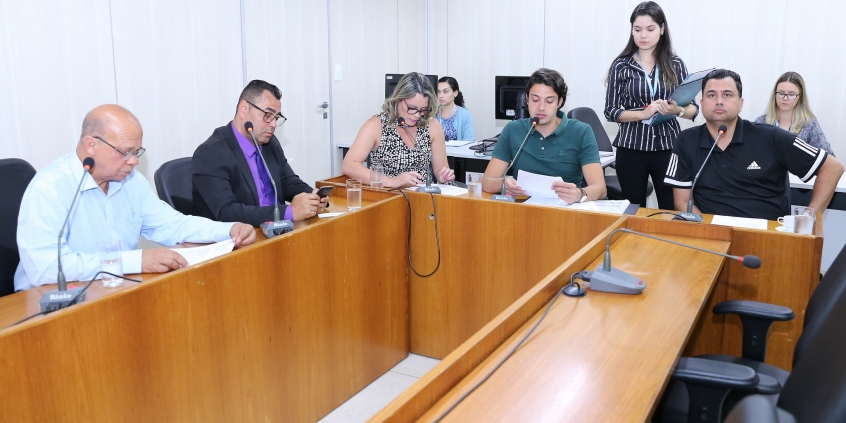 Comissão de Legislação e Justiça votando pareceres na reunião desta segunda-feira (10/9)