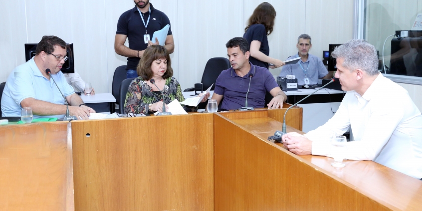 parlamentares compõem mesa de reunião