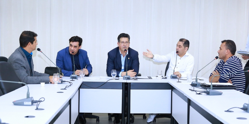 parlamentares compõem mesa de reunião