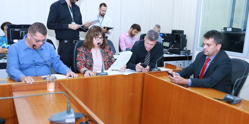 parlamentares compõem mesa de reunião