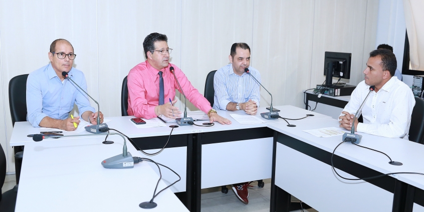 parlamentares compõem mesa de reunião
