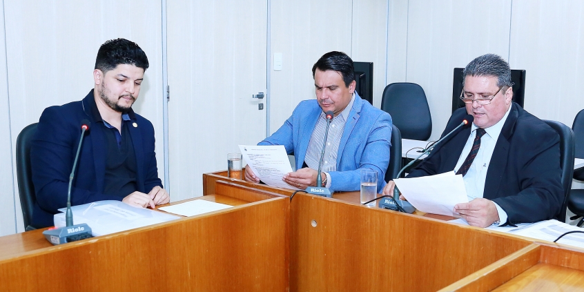 parlamentares compõem mesa de reunião