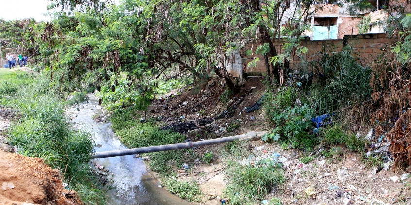 Esgoto à céu aberto na Avenida Desembargador Cândido Martins de Oliveira
