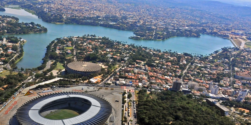 Vista aérea da Lagoa da Pampulha, Estádio Mineirão, casas e prédios do entorno