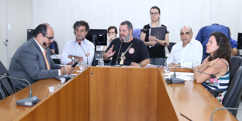 Parlamentares compõem mesa de reunião