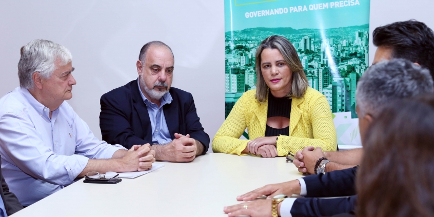 Secretários municipais Josué Valadão (esq.) e Fuad Noman (centro) e vereadora Nely Aquino (dir.) compõem mesa de reunião