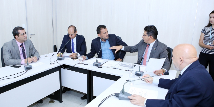 Parlamentares compõem mesa de reunião