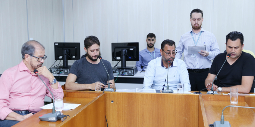 parlamentares compõem mesa de reunião