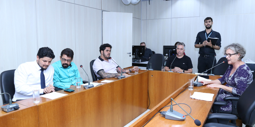 parlamentares compõem mesa de reunião