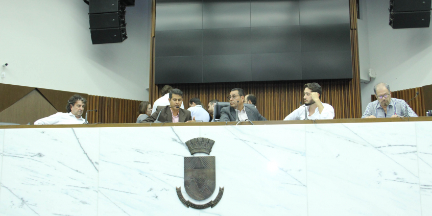 Vereadores Gilson Reis, Reinaldo Gomes, Autair Gomes, Gabriel e Coronel Piccinini, em reunião da Comissão de Legislação e Justiça, nesta quinta-feira (9/5)