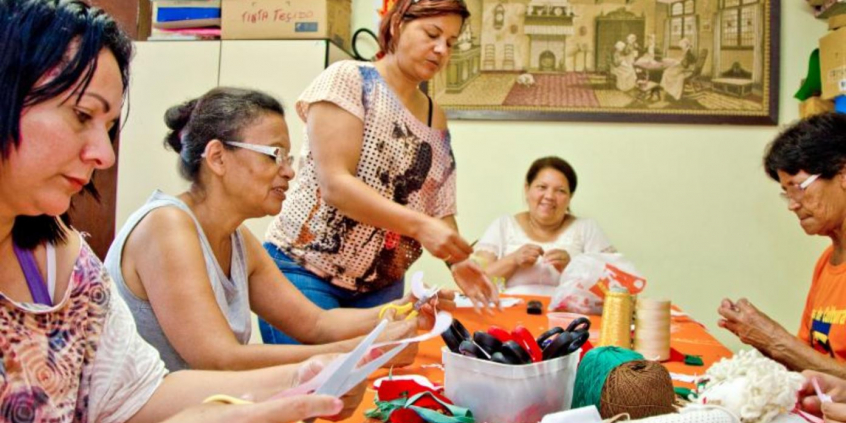 Mulheres trabalhando em atividades de costura