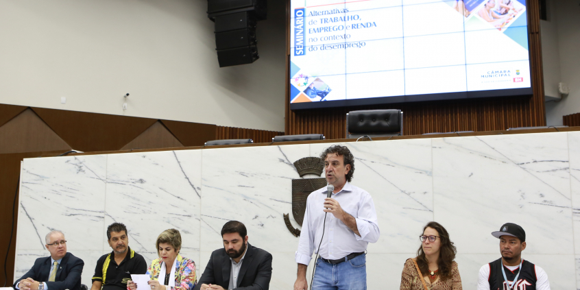 Vereador Gilson Reis, Vereadora Bella Gonçalves e representantes de Sindicatos, Universidades, OAB/MG, Secretaria Municipal de Assistência Social, Segurança Alimentar e Cidadania e Fórum da Juventude, no Seminário Alternativas de Trabalho, Emprego e Renda no Contexto de Desemprego
