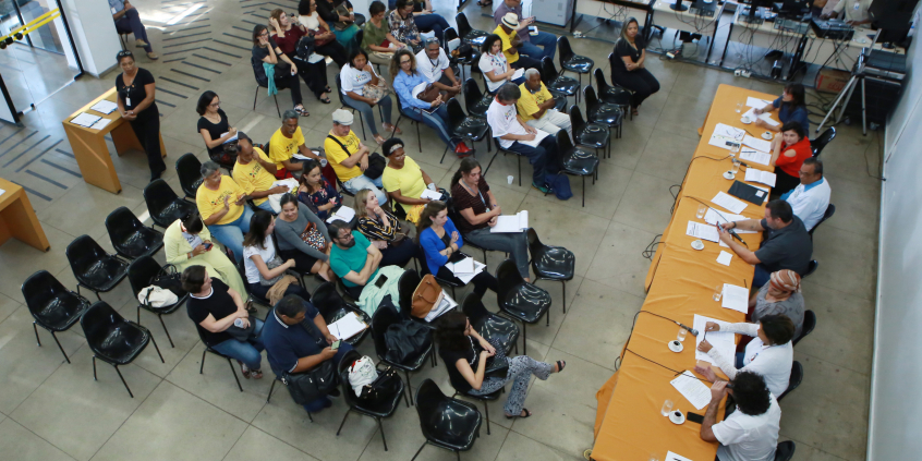 Vereadores, representantes da Prefeitura e conselhos pertinentes ocupam a mesa e plateia acompanha os debates no Hall da Presidência 
