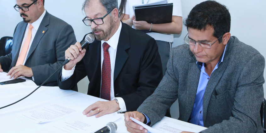 Parlamentares compõem mesa de reunião