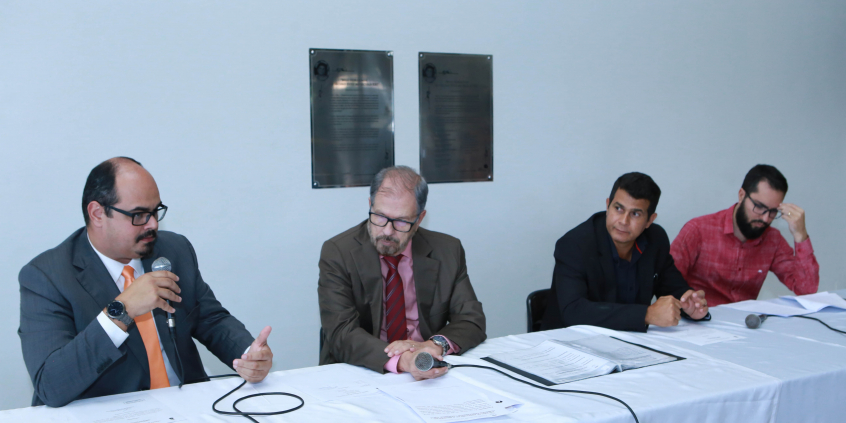 Parlamentares compõem mesa de reunião