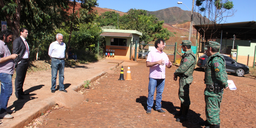 Vereador Gilson Reis e representantes da empresa Empabra, do  Instituto do Patrimônio Histórico e Artístico Nacional (Iphan) e da Polícia Militar Ambiental, em visita técnica à MIna Granja Curumim, da Serra do Curral e do Pico de Belo Horizonte, no Bairro Taquaril