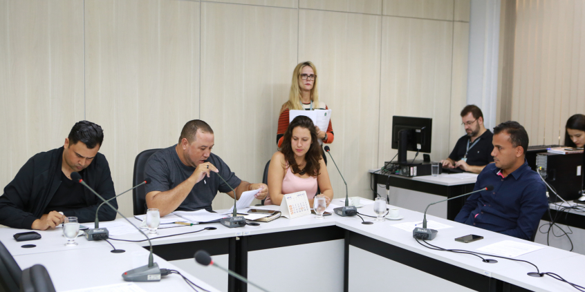Parlamentares compõem mesa de reunião
