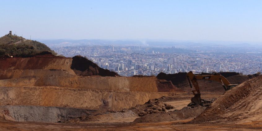 Vista da Mina Granja Corumi, na Serra do Curral. Cava e terra seca. Cidade ao fundo
