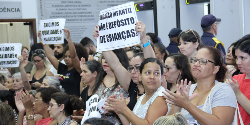 Professoras erguem cartazes em favor da valorização da educação