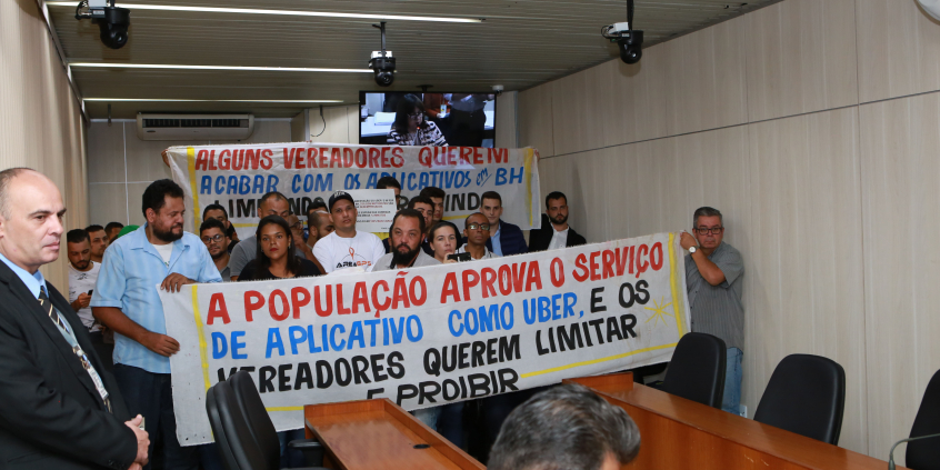 Manifestantes exibem cartazes em favor dos serviços de transporte por aplicativos digitais