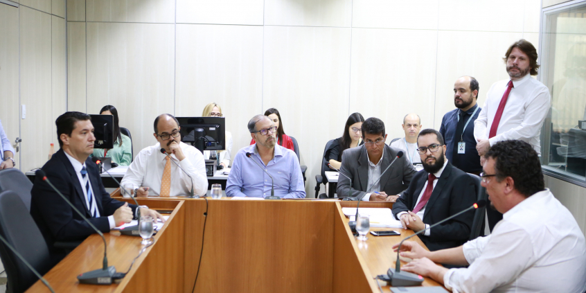 Parlamentares e testemunhas compõem mesa de reunião