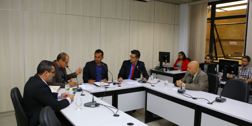 Parlamentares compõem mesa de reunião