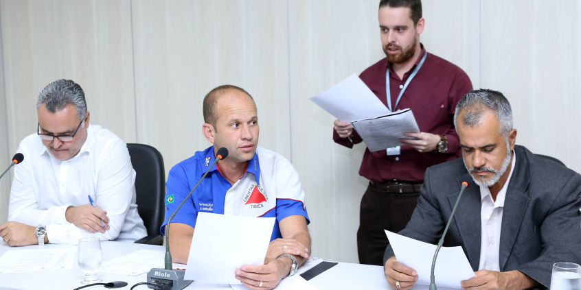 Parlamentares compõem mesa de reunião
