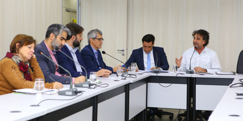 Parlamentares e convidados compõem mesa de reunião