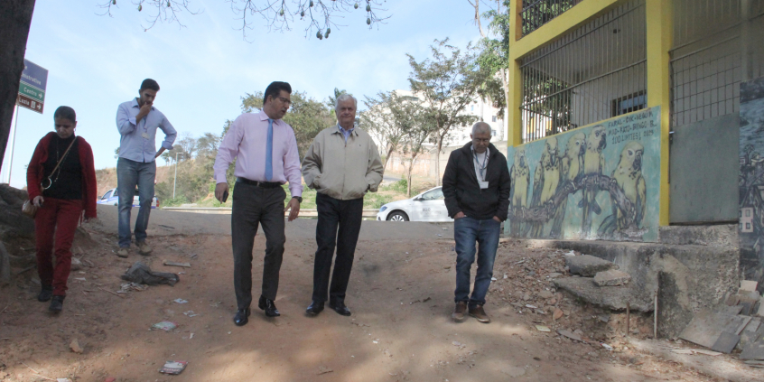 Vereador Jair Di Gregório, Josué Costa Valadão (secretário municipal de Obras e Infraestrutura), Farid Sales de Carvalho (Coordenadoria de Atendimento Regional Venda Nova) e João Vitor Abrantes Nicácio (engenheiro civil da Sudecap), em visita técnica à Rua Macedo, Bairro Serra Verde, Região de Venda Nova, nesta quinta-feira (18/7)