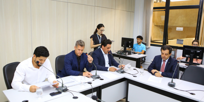Parlamentares compõem mesa de reunião
