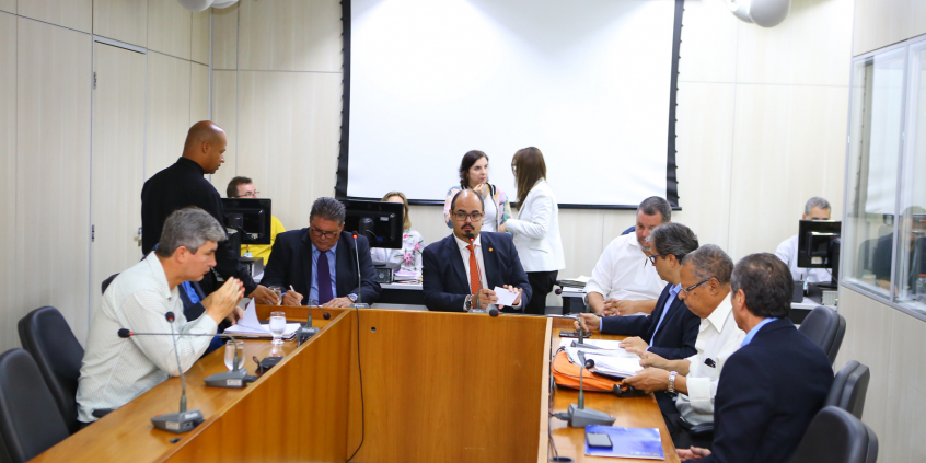 Mesa com vereadores Pedro Patrus, Preto, Mateus Simões e representantes de entidades e associações