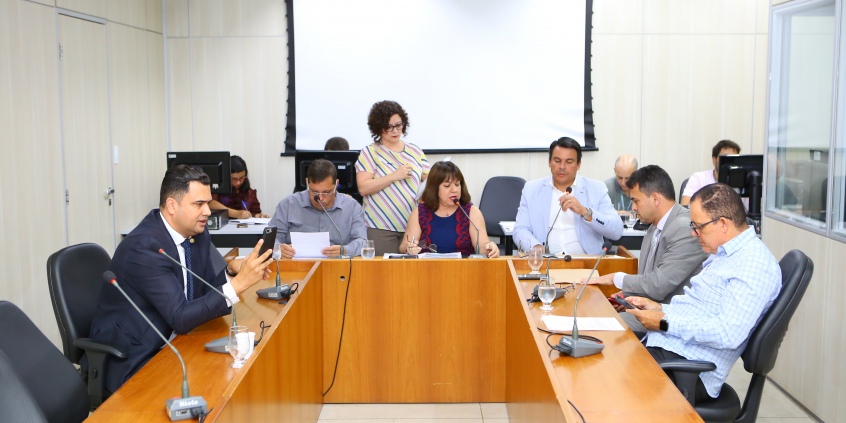 Parlamentares compõem mesa de reunião