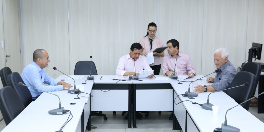Parlamentares compõem mesa de reunião