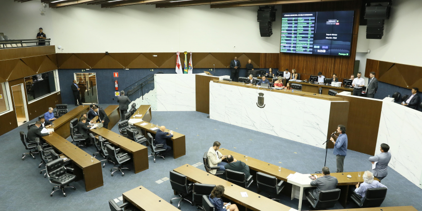 Vista superior do Plenário; parlamentares ocupam seus lugares
