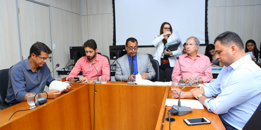 parlamentares compõem mesa de reunião