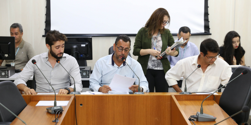 Vereadores Autair Gomes, Gabriel e Reinaldo Gomes, em reunião da Comissão de Legislação e Justiça, nesta terça-feira (12/11)