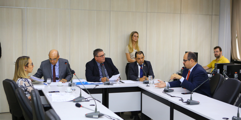 parlamentares e convidados compõem mesa de reunião