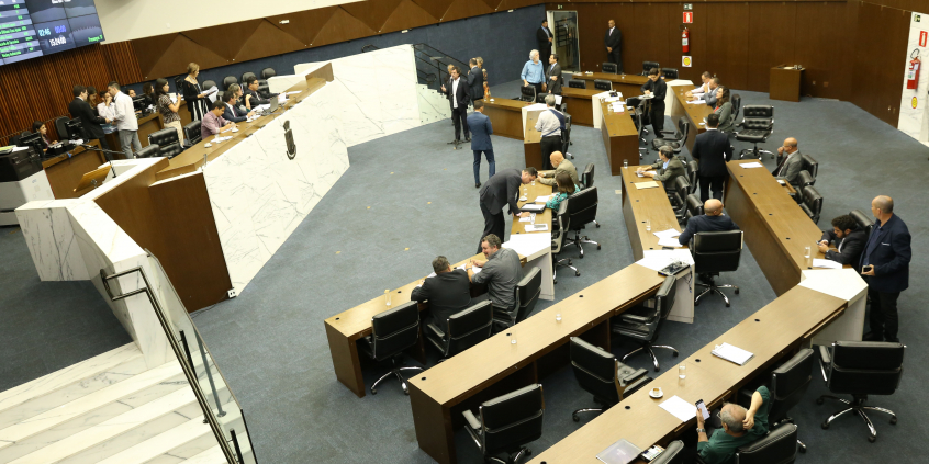 vista geral do plenário; vereadores ocupam seus lugares