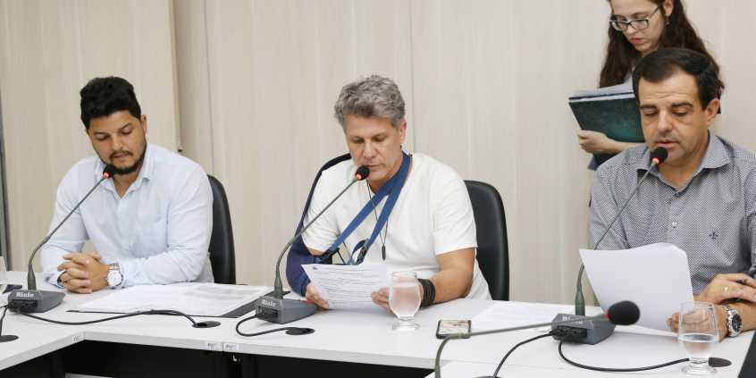 parlamentares compõem mesa de reunião