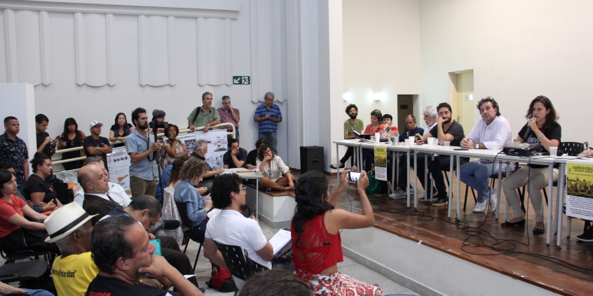 Vereadora Bella Gonçalves, vereadores Gilson Reis, Gabriel Azevedo e Arnaldo Godoy, em audiência pública da Comissão de Meio Ambiente e Política Urbana, no Cine Santa Tereza, em 16/5