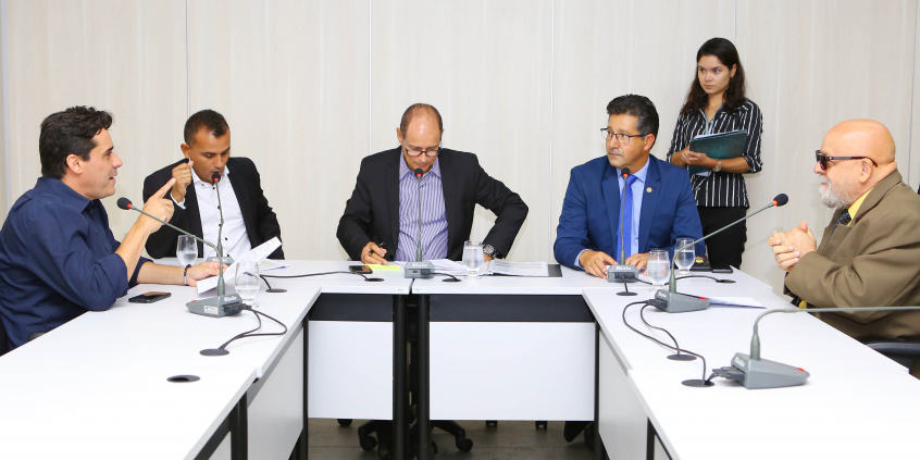 parlamentares compõem mesa de reunião