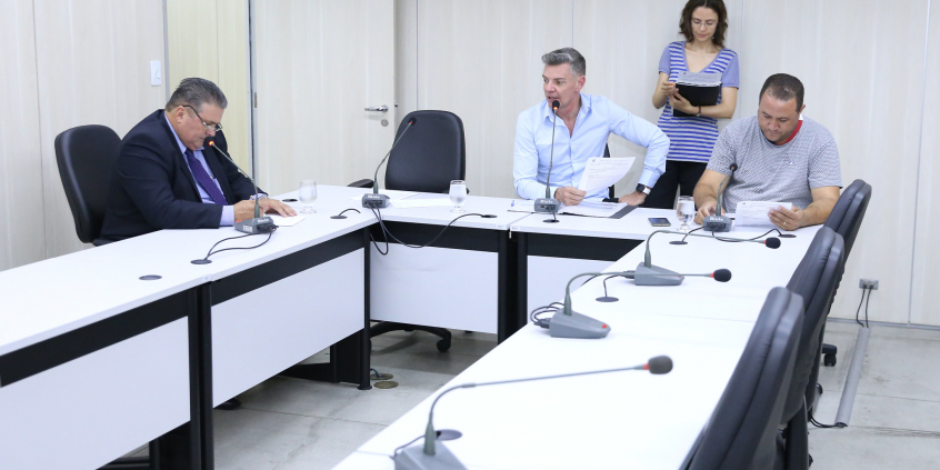 parlamentares compõem mesa de reunião