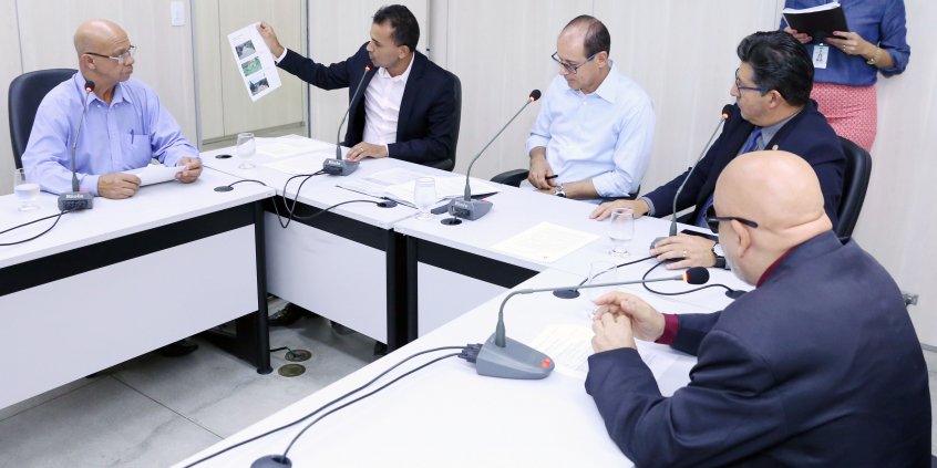 parlamentares compõem mesa de reunião